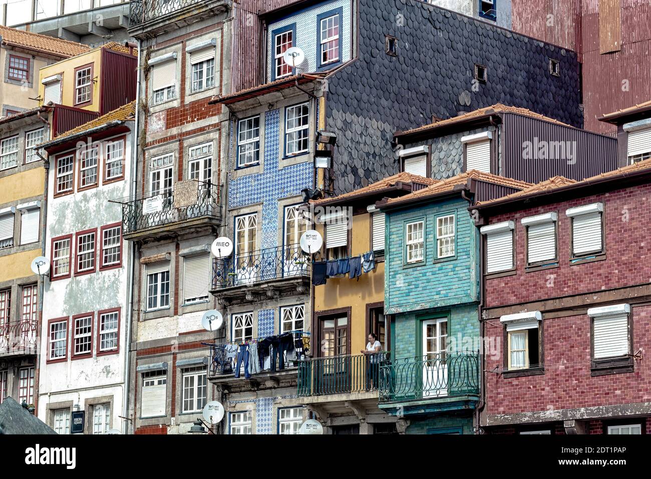 Maisons de la place Ribeira. . Le quartier de Ribeira s'étend le long du fleuve Douro et était autrefois un centre d'intense commerce Banque D'Images