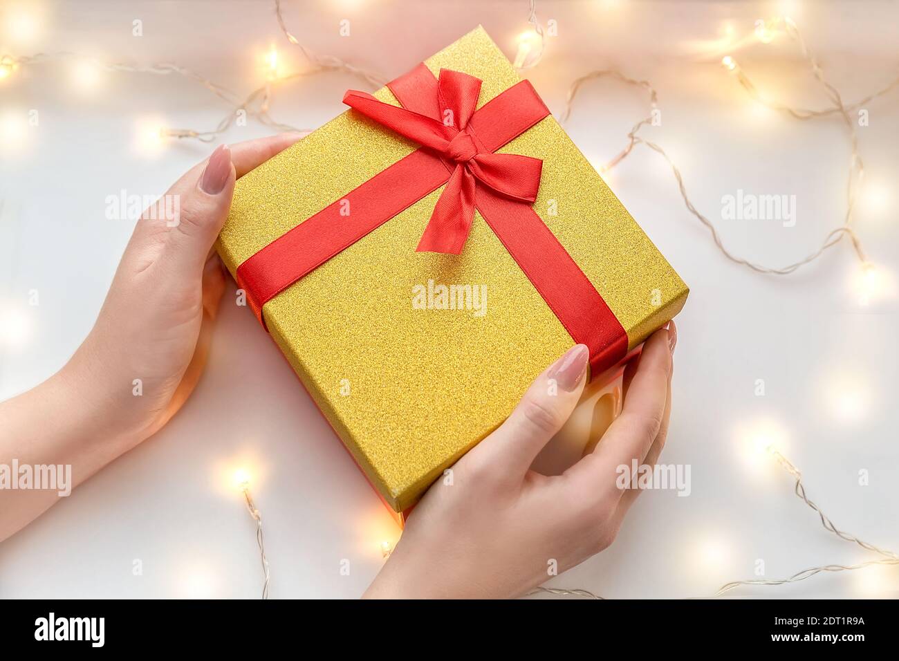 Boîte cadeau dans les mains d'une fille. Noël pour la créativité. Mise au point sélective. Banque D'Images