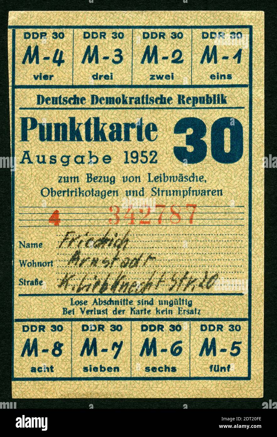 Europa, Deutschland, DDR , Punktkarte für Leibwäsche, Obertrikotagen und Strumpfwaren , herausgegeben 1952 , Größe : 6 cm x 9,2 cm , Rechte werden nicht / Europe, Deutschland, GDR, carte de points ( carte de ration ) pour vêtements, bonneterie , publié 1952, taille : 6 cm x 9,2 cm , il n'y a pas de droits . Banque D'Images