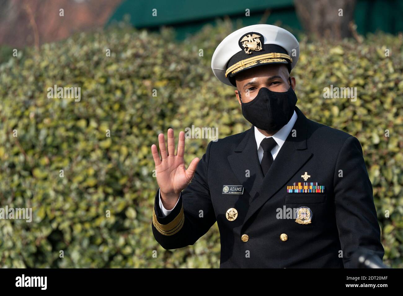 Chirurgien général des États-Unis VADM Jerome M. Adams, M.D., M.P.H parle aux médias à la Maison Blanche, à Washington, DC, le 21 décembre 2020. Crédit: Chris Kleponis / piscine via CNP Banque D'Images