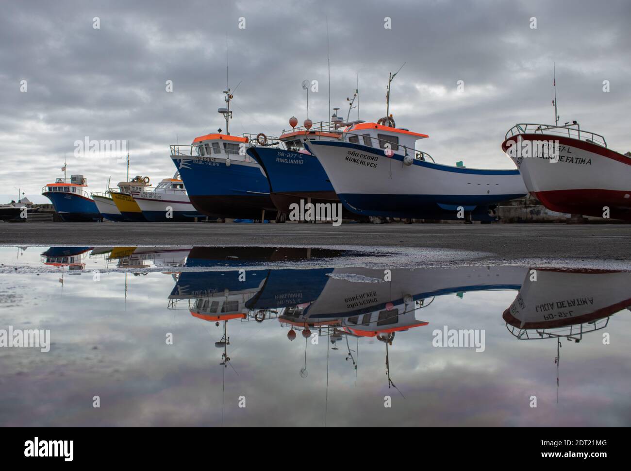 Bateaux de Fisher sur terre, réflexion dans l'eau, Açores. Banque D'Images