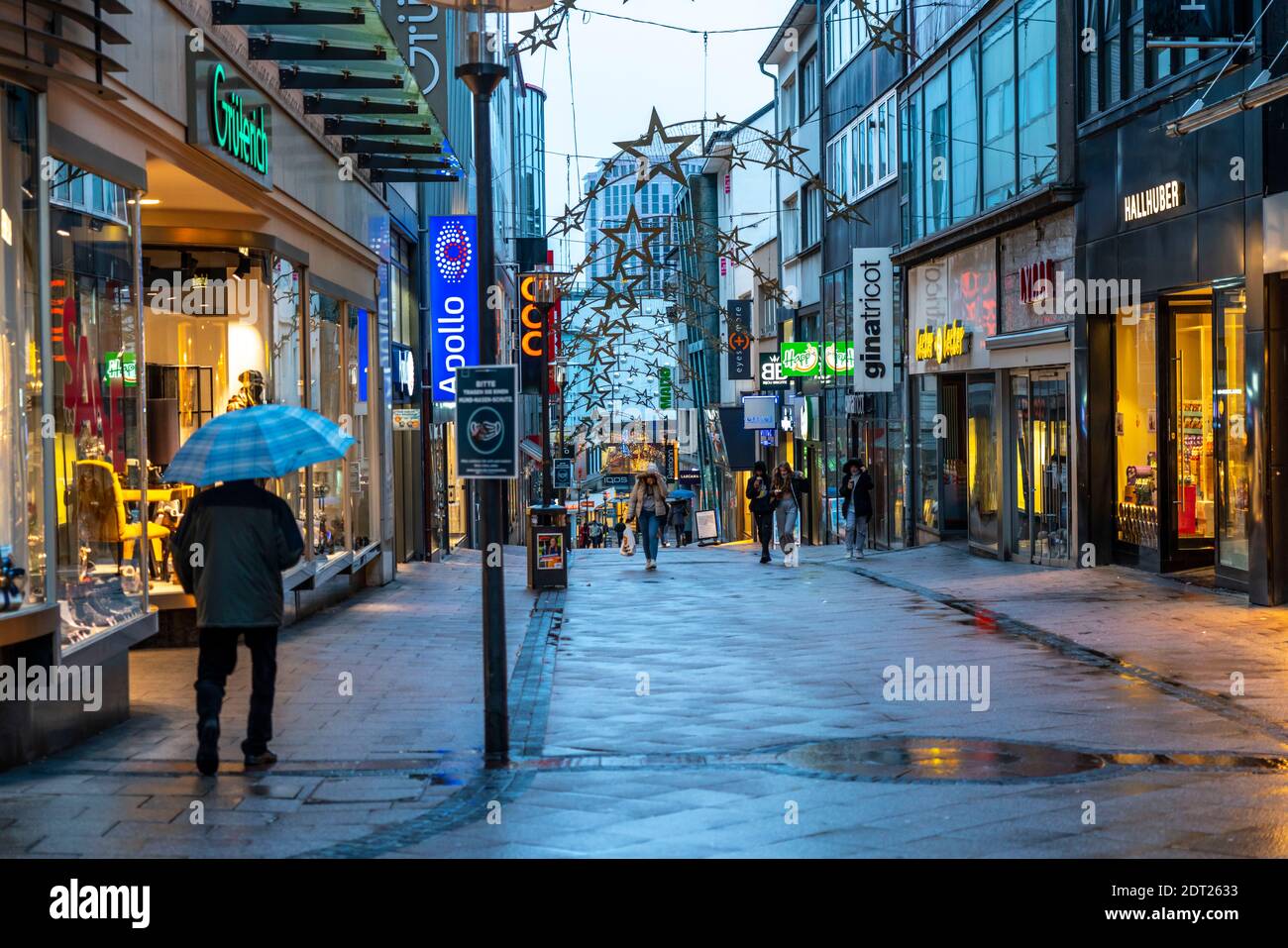 Noël bloqué dans la crise de Corona, rue commerçante vide, magasins fermés, presque tous les passants, Limbecker Strasse, Essen, NRW, Allemagne, Banque D'Images