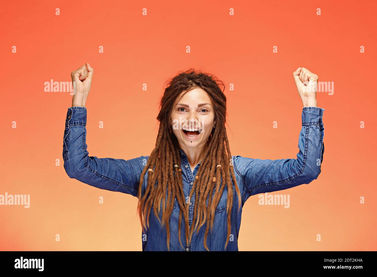 Portrait d'une jeune femme heureuse avec le visage émotionnel qui a une bonne idée Banque D'Images