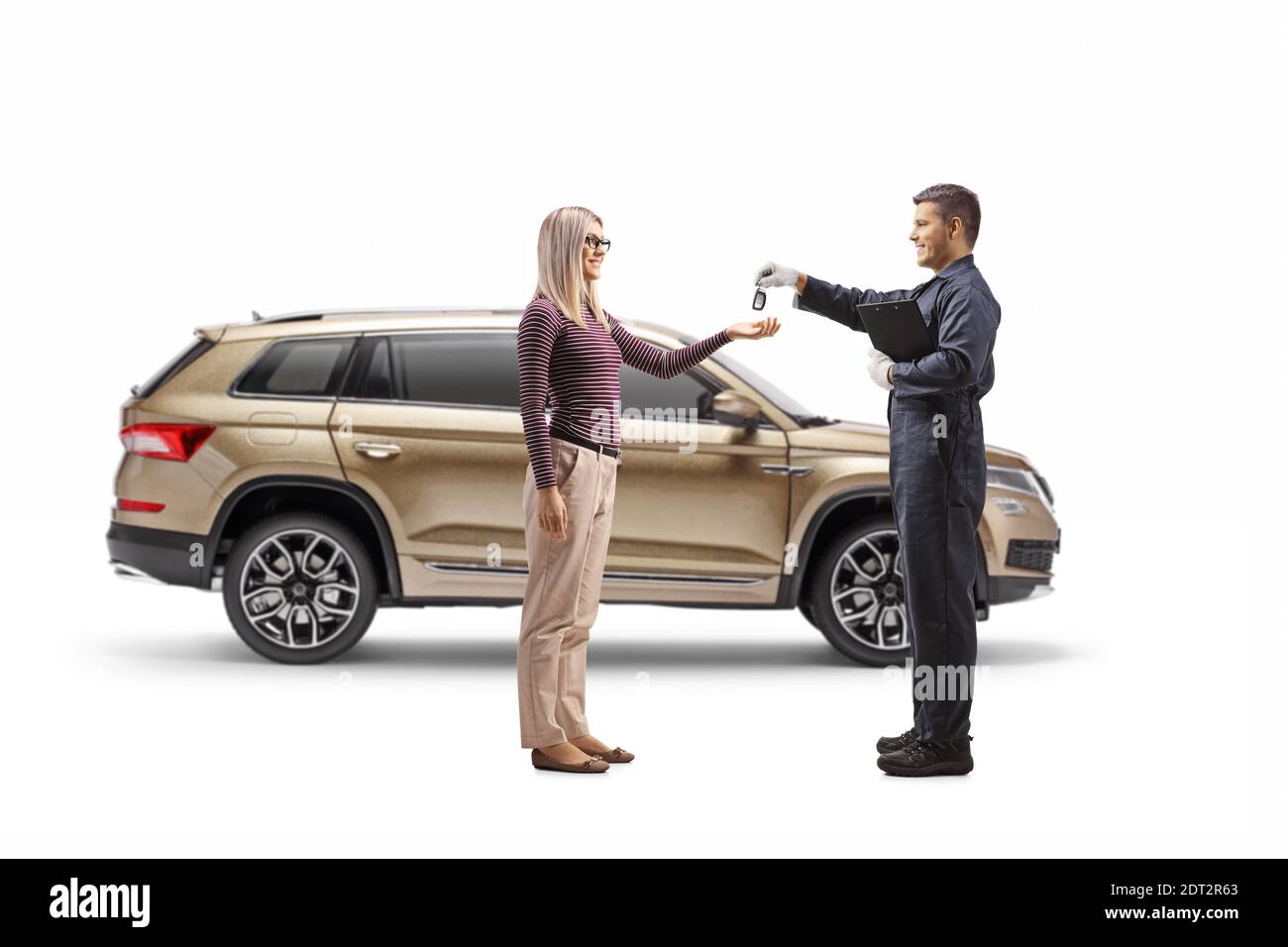 Un mécanicien de bord ramène les clés d'un vus à un jeune femme isolée sur fond blanc Banque D'Images