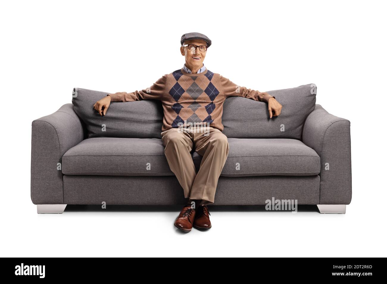 Homme âgé assis sur un canapé se reposant et souriant isolé sur fond blanc Banque D'Images Homme âgé assis sur un canapé se reposant et souriant isolé sur fond blanc Banque D'Images