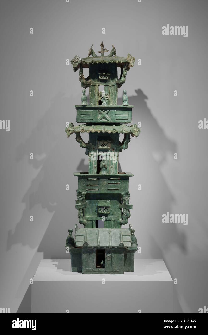 Tour de trois étages, 1er–2e siècle C.E., faïence rouge avec glaçure de plomb vert foncé, hauteur : 52 po. (132.08 cm), Chine, Chinois, dynastie des Han de l'est (25–220 C.E.), Sculpture Banque D'Images