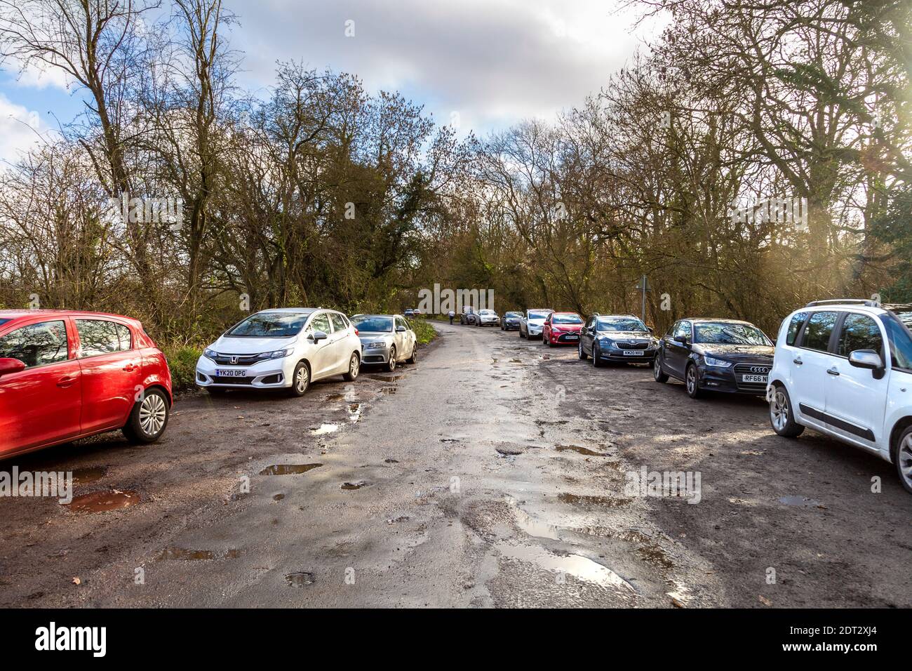 21 décembre 2020 - parking plein de voitures à Maulden Wood, Bedfordshire, Royaume-Uni, le niveau de restriction du coronavirus est passé du niveau 3 au niveau 4 le week-end précédant Noël Banque D'Images