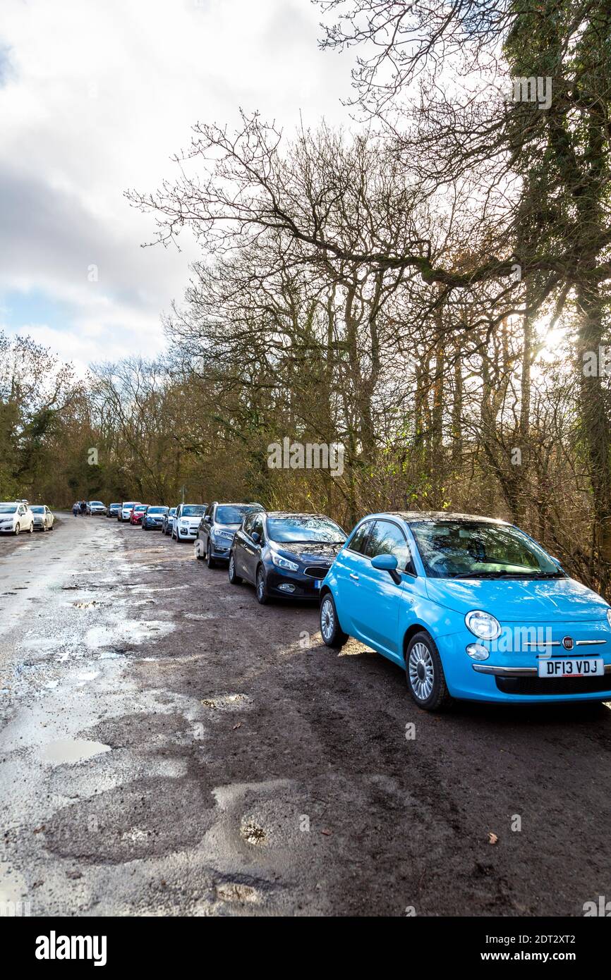 21 décembre 2020 - parking plein de voitures à Maulden Wood, Bedfordshire, Royaume-Uni, le niveau de restriction du coronavirus est passé du niveau 3 au niveau 4 le week-end précédant Noël Banque D'Images