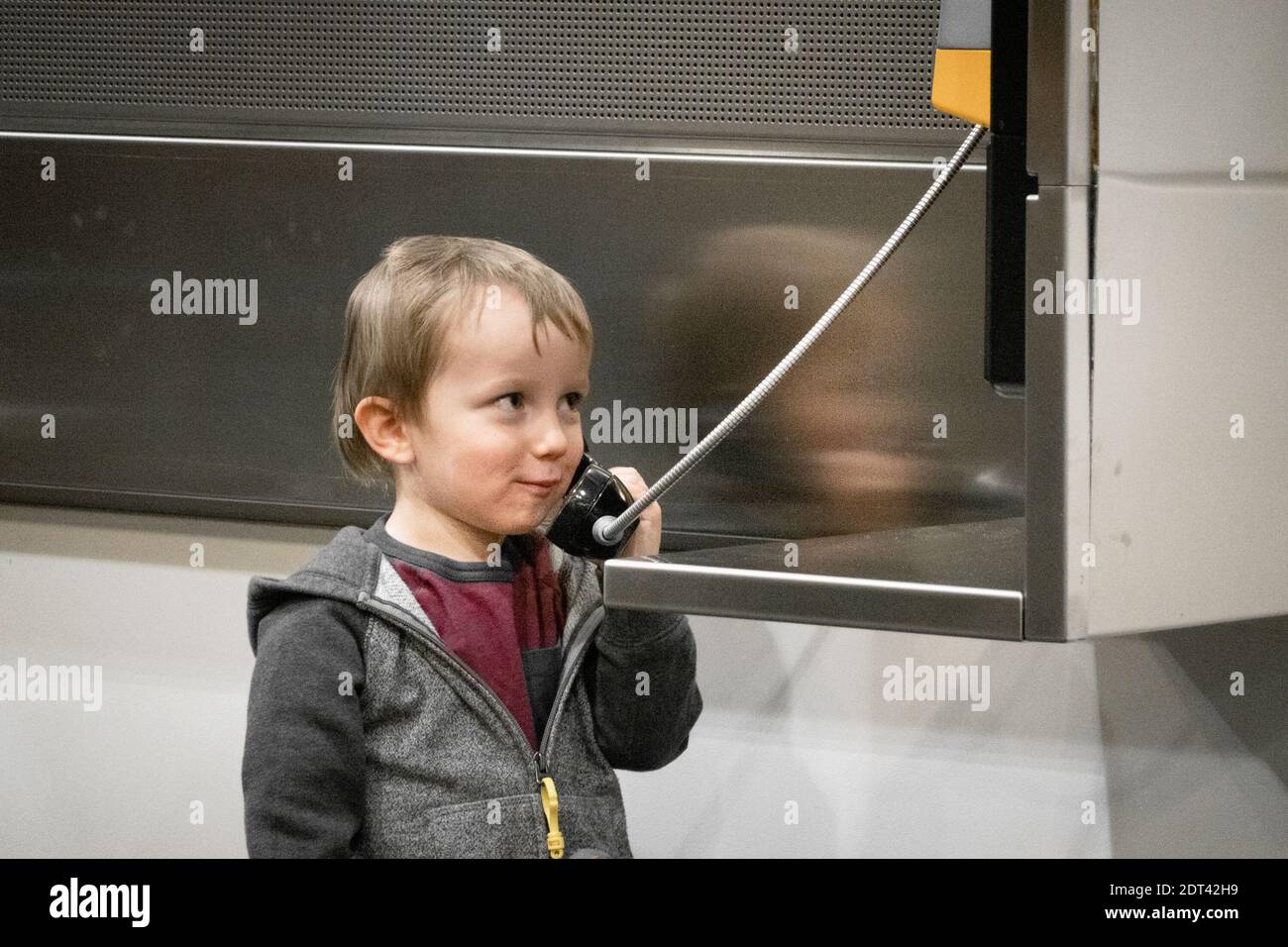 Vue avant d'un garçon souriant parlant au téléphone Banque D'Images