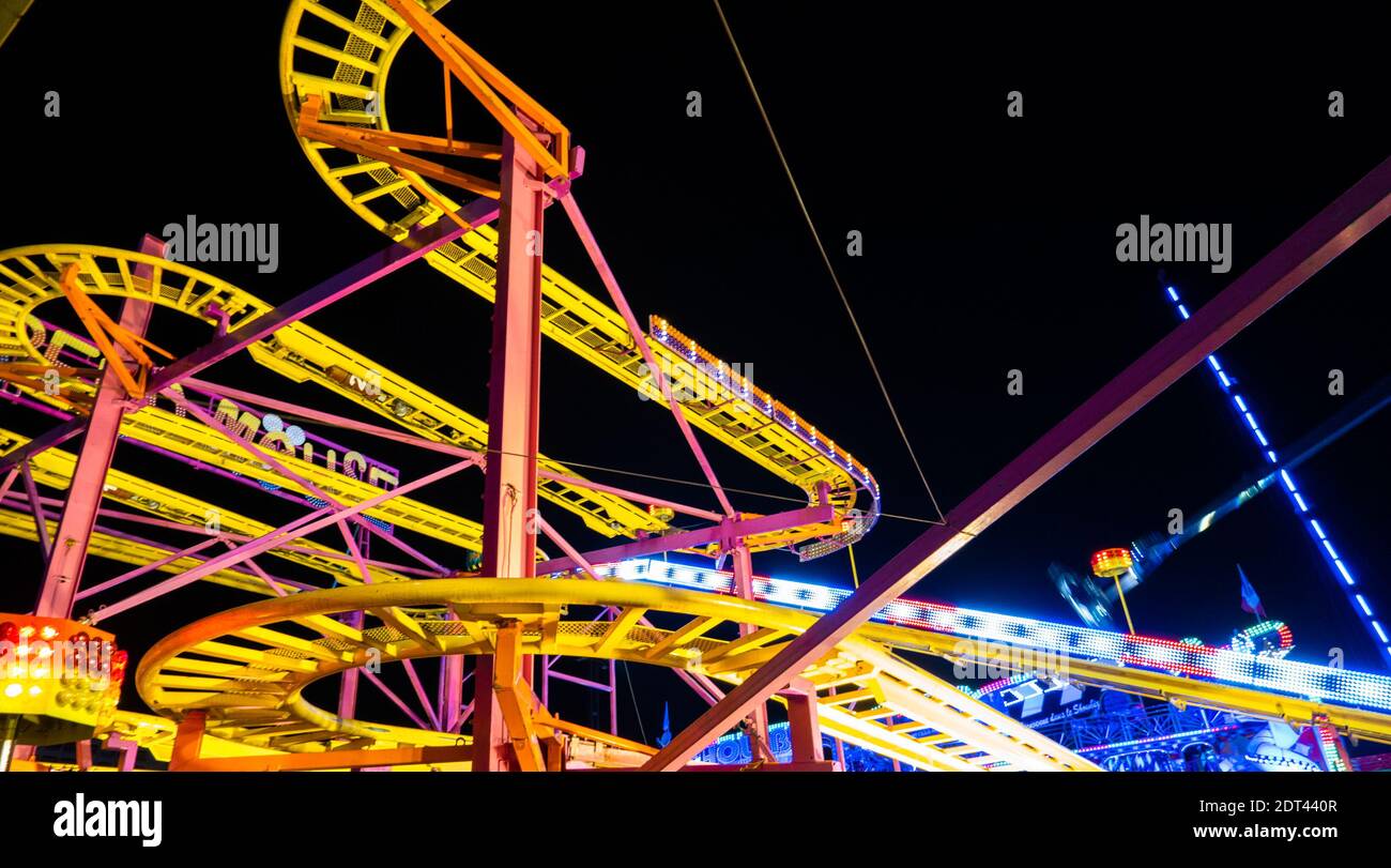 Low angle view of roller coaster de nuit Banque D'Images