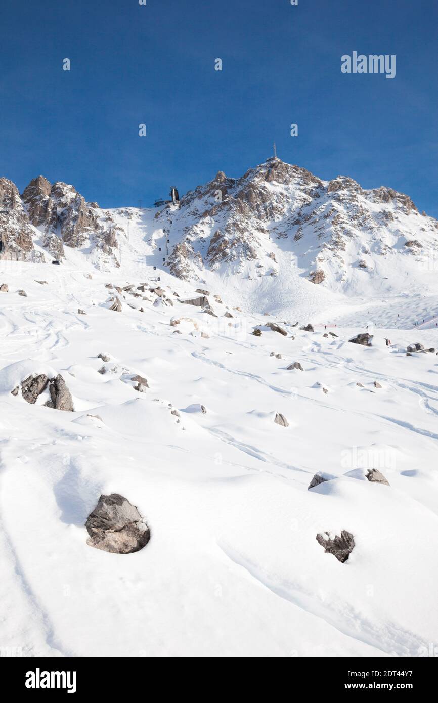 Une vue sur les pistes et les rochers où Michael Schumacher, légende  allemande de Formule 1, aurait eu son accident de ski à la montagne de  Saulire près de Méribel, Alpes françaises,