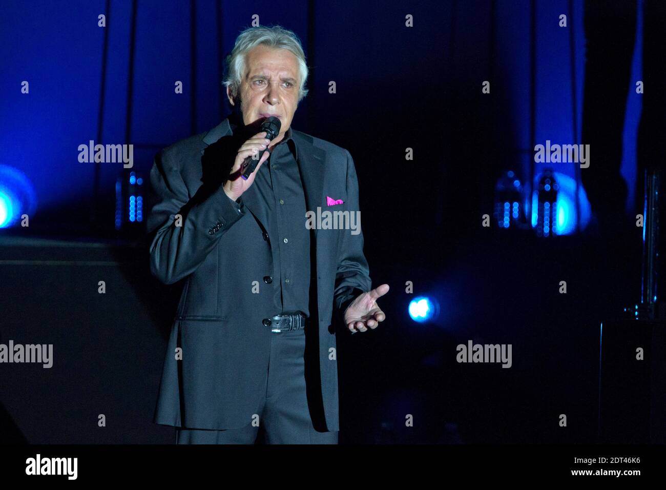 Le chanteur français Michel Sardou se produit au Palais Nikaia à Nice, dans le sud de la France, le 05 mai 2011. Photo de Syspeo.R/ABACAPRESS.COM Banque D'Images