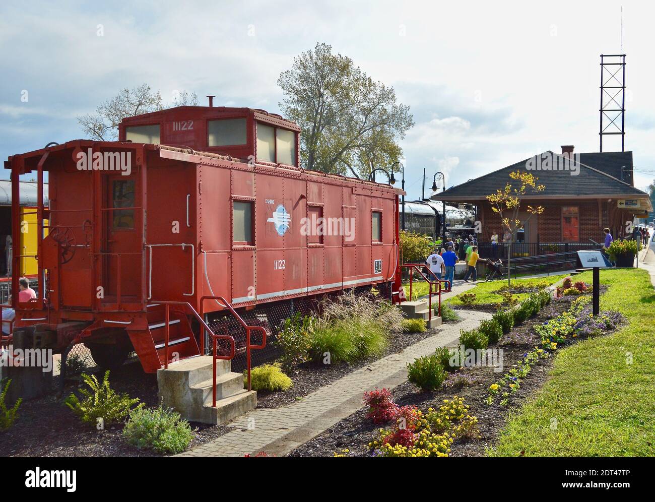 Caboose de chemin de fer vintage avec train à vapeur Union Pacific derrière elle Banque D'Images