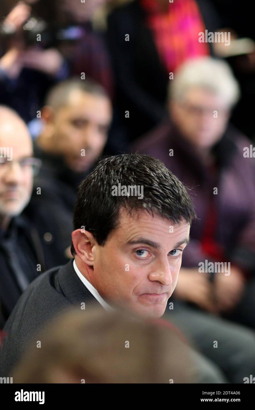 Le ministre de l'intérieur Manuel Valls rencontre des policiers lorsqu'il visite la ville occidentale de Rennes, France, le 9 janvier 2014. Photo de Julien Ermine/ABACAPRESS.COM Banque D'Images