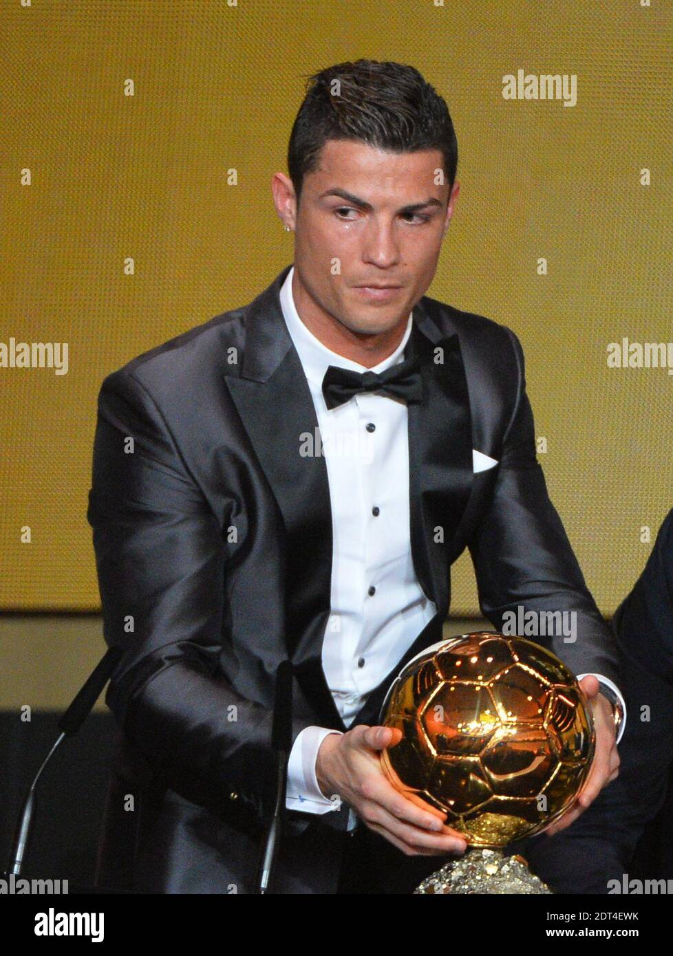 Cristiano Ronaldo du Portugal avec son fils Cristiano Junior recevant le  trophée ballon d'Or de la FIFA de Sepp Blatter, François Moriniere et  Peledoring FIFA ballon d'Or 2013 au Kongresshalle de Zurich,