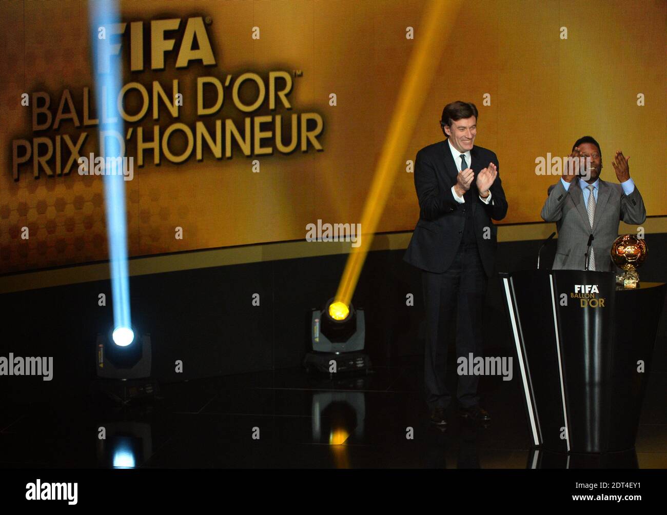 Pele, légende brésilienne du football, reçoit le prix honoraire FIFA ballon d'Or lors du trophée FIFA ballon d'Or 2013 au Kongresshalle de Zurich, Suisse, le 13 janvier 2014. Photo de Christian Liewig/ABACAPRESS.COM Banque D'Images