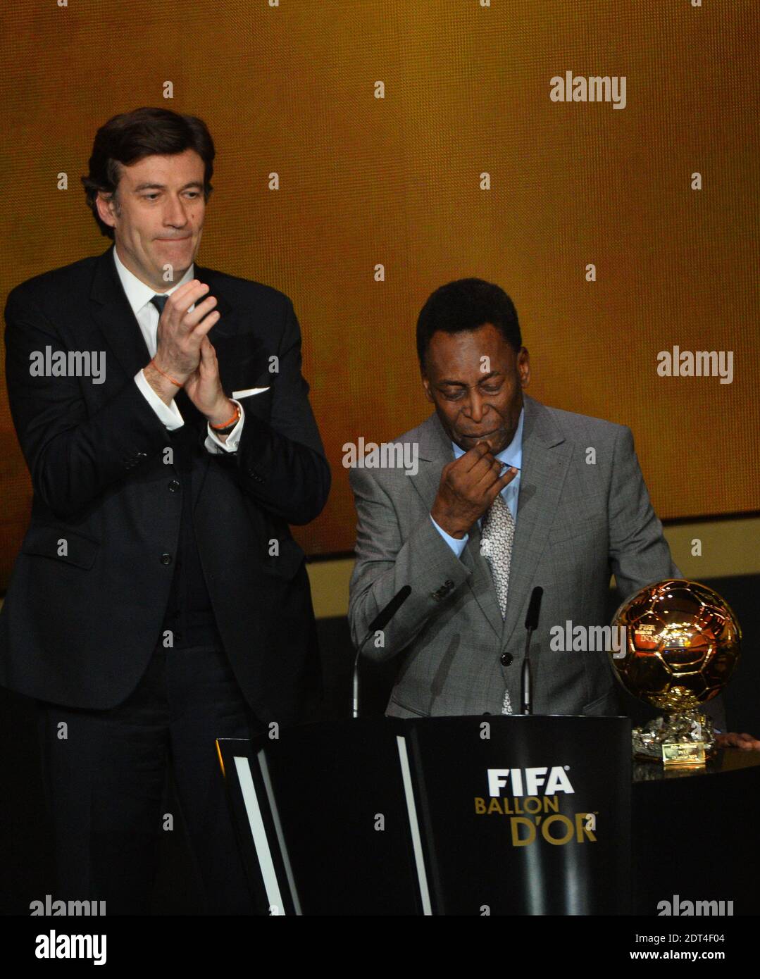 Pele, légende brésilienne du football, pleure lorsqu'il reçoit le prix honoraire FIFA ballon d'Or lors du trophée FIFA ballon d'Or 2013 au Kongresshalle à Zurich, en Suisse, le 13 janvier 2014. Photo de Christian Liewig/ABACAPRESS.COM Banque D'Images