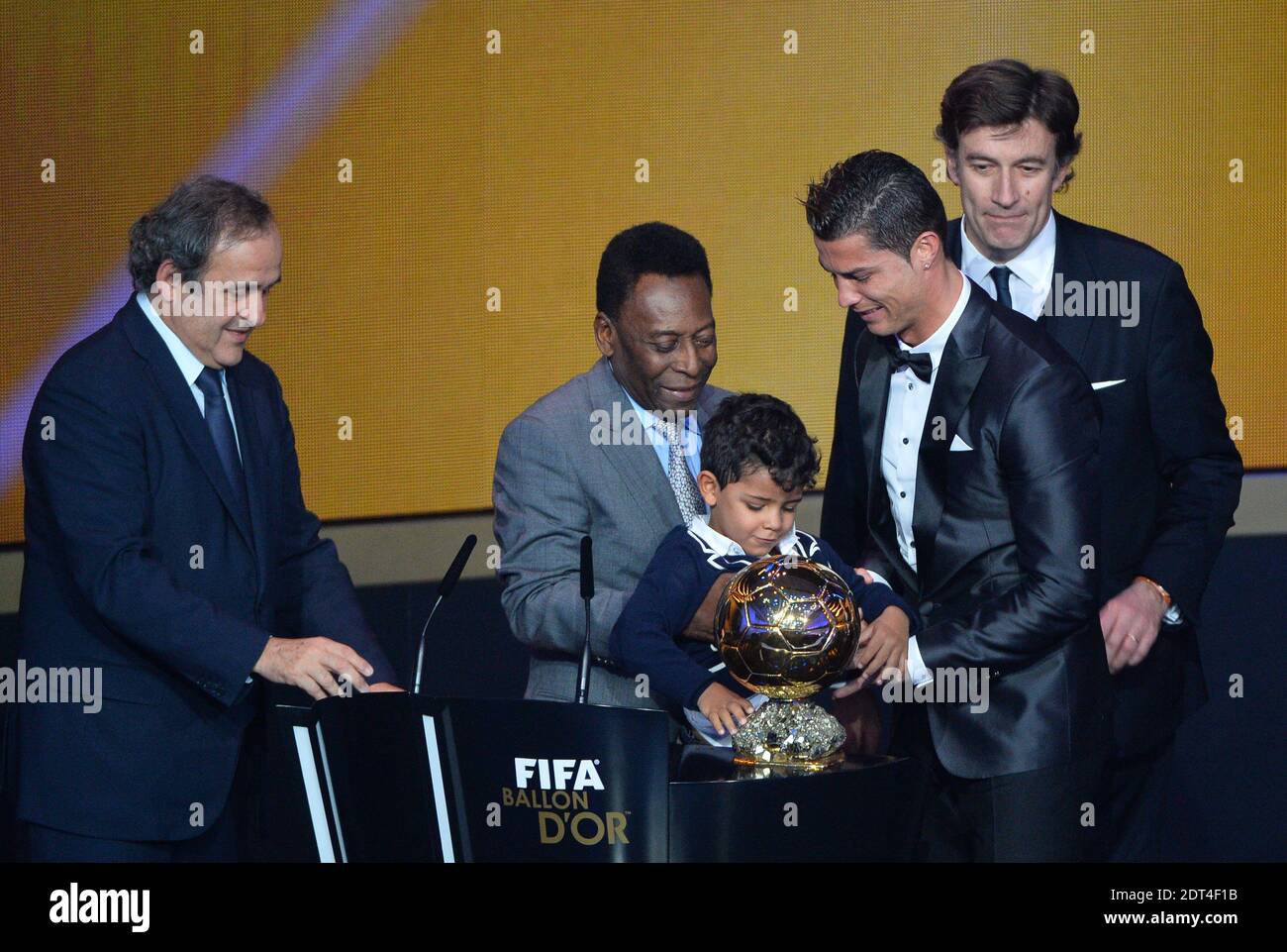 Cristiano Ronaldo du Portugal avec son fils Cristiano Junior recevant le trophée ballon d'Or de la FIFA de Sepp Blatter, François Moriniere et Peledoring FIFA ballon d'Or 2013 au Kongresshalle de Zurich, Suisse, le 13 janvier 2014. Photo de Christian Liewig/ABACAPRESS.COM Banque D'Images