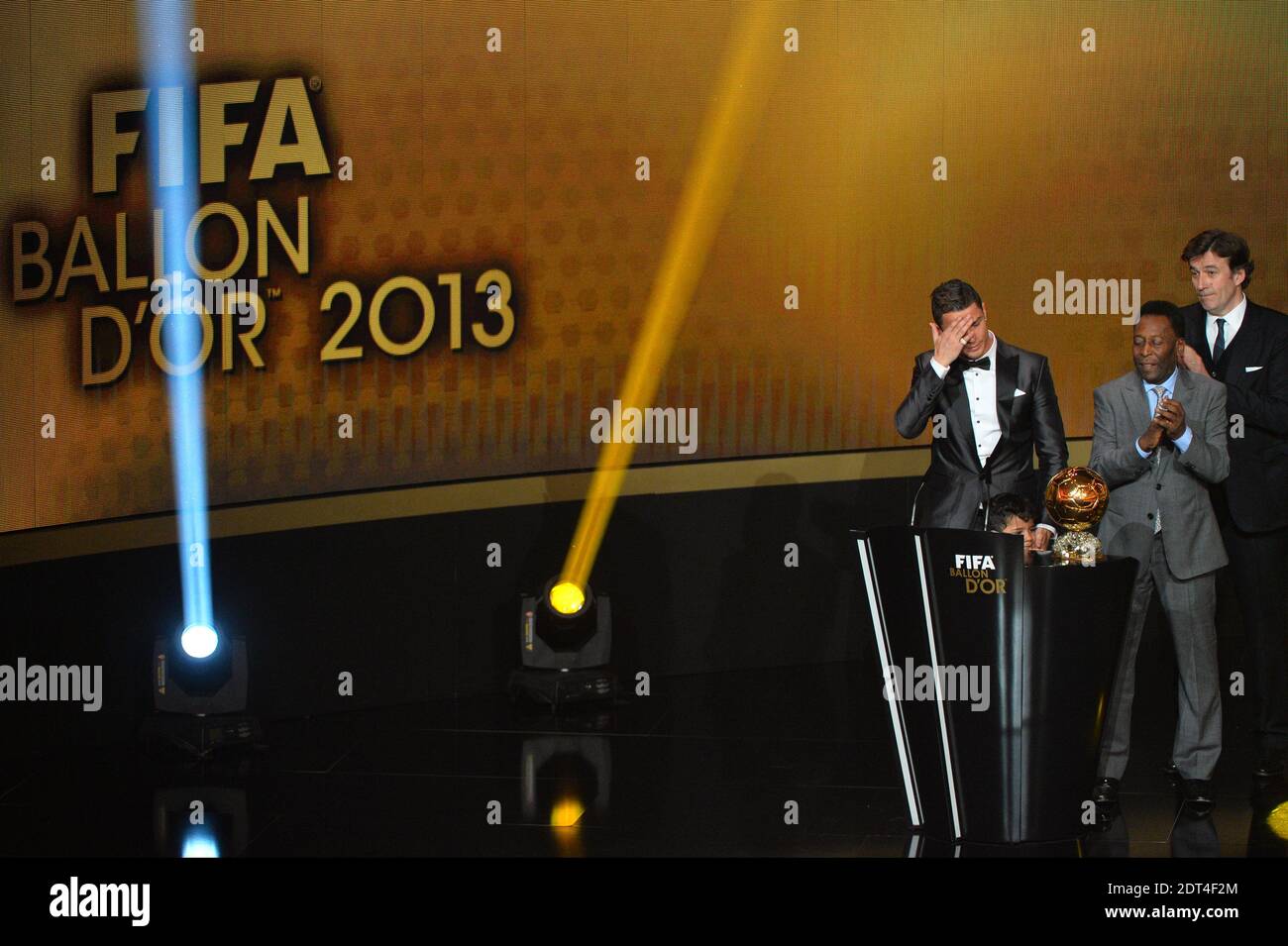 Cristiano Ronaldo du Portugal avec son fils Cristiano Junior recevant le trophée ballon d'Or de la FIFA de Sepp Blatter, François Moriniere et Peledoring FIFA ballon d'Or 2013 au Kongresshalle de Zurich, Suisse, le 13 janvier 2014. Photo de Christian Liewig/ABACAPRESS.COM Banque D'Images