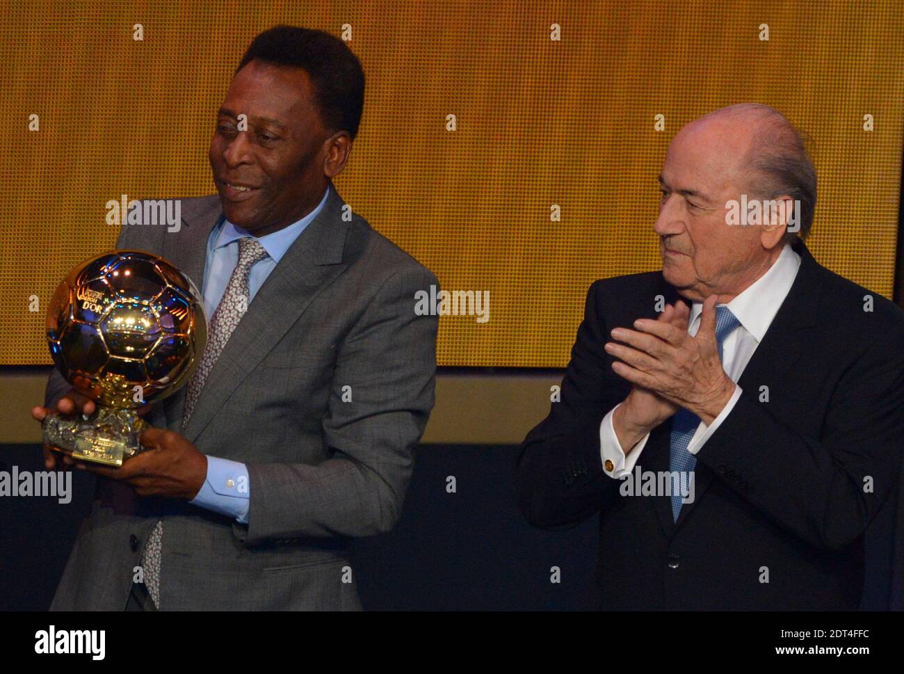 Pele recevant un bal d'or honoraire lors du Gala du bal d'or de la FIFA 2013 au Congress House, Zurich, Suisse, le 13 janvier 2014. Photo de Henri Szwarc/ABACAPRESS.COM Banque D'Images