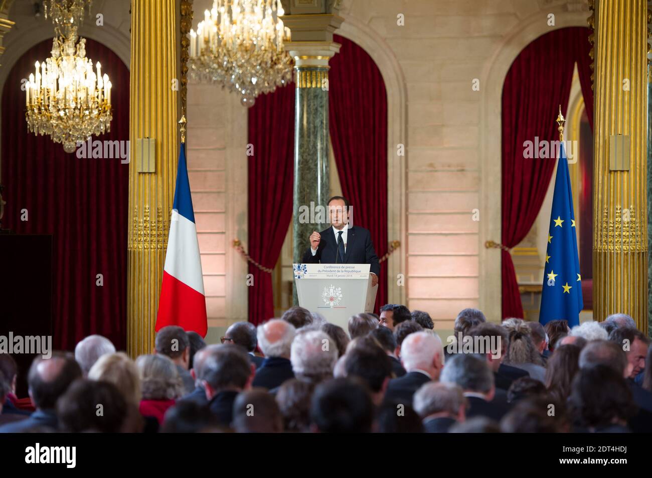 Le président François Hollande s'exprime lors d'une conférence de presse à l'Elysée Palace à Paris, en France, le 14 janvier 2014. Hollande a mis de côté les questions sur une affaire présumée avec une actrice en annonçant des réformes visant à alléger le fardeau fiscal sur les entreprises, à réduire les coûts de la main-d'œuvre et à réduire les dépenses publiques pour relancer l'économie française stagnante. Photo de Nicolas Gouhier/ABACAPRESS.COM Banque D'Images