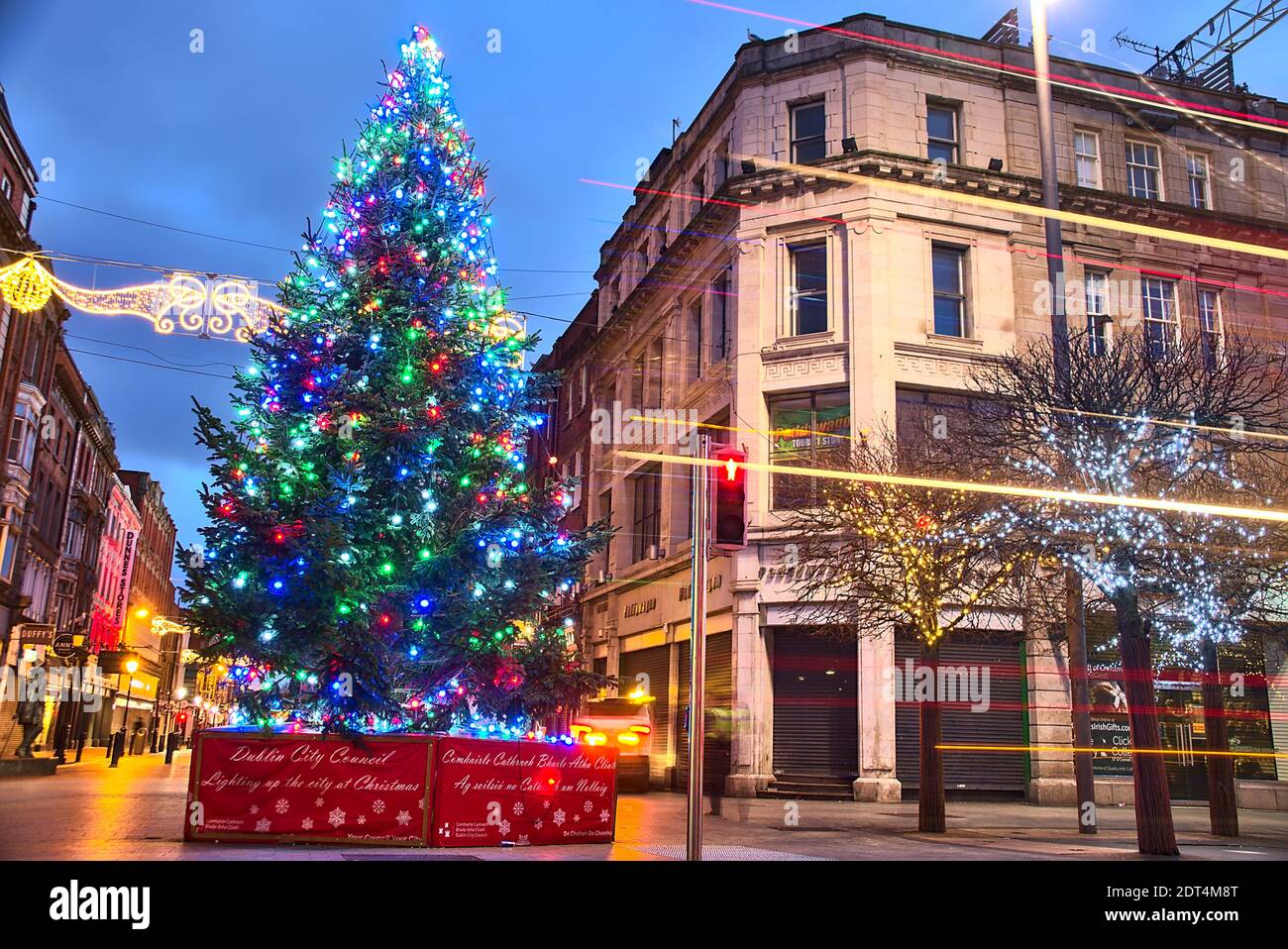 Dublin, Irlande - 19 décembre 2020 : lumières festives d'un magnifique arbre de Noël sur la rue O'Connell et la rue Henry en début de matinée Banque D'Images