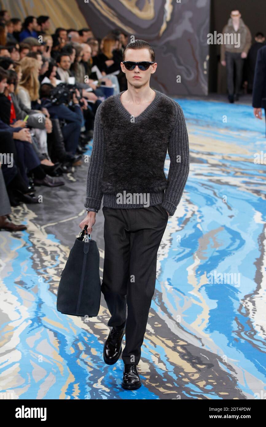 Un modèle présente une création du designer Kim Jones pour la présentation  de la collection Louis Vuitton automne-hiver 2014/2015 hommes qui s'est  tenue au serre André Citroen à Paris, en France, le