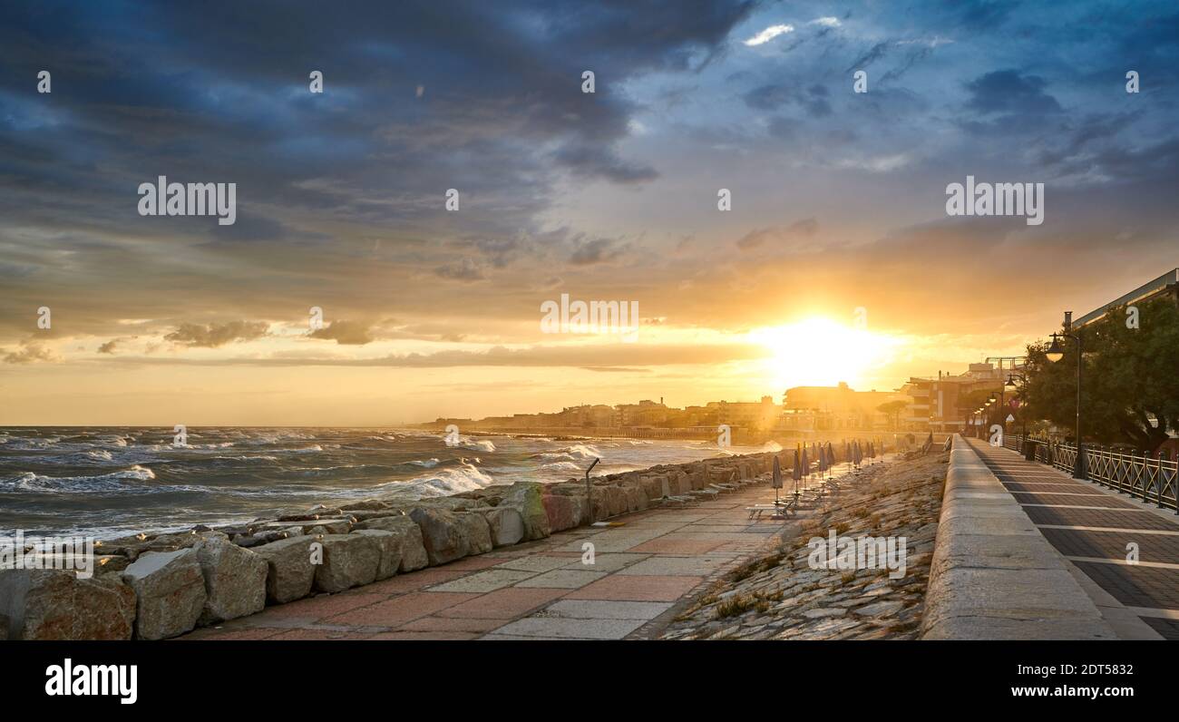 Coucher De Soleil Sur La Promenade Du Bord De Mer De Caorle En Automne Italie Photo Stock Alamy