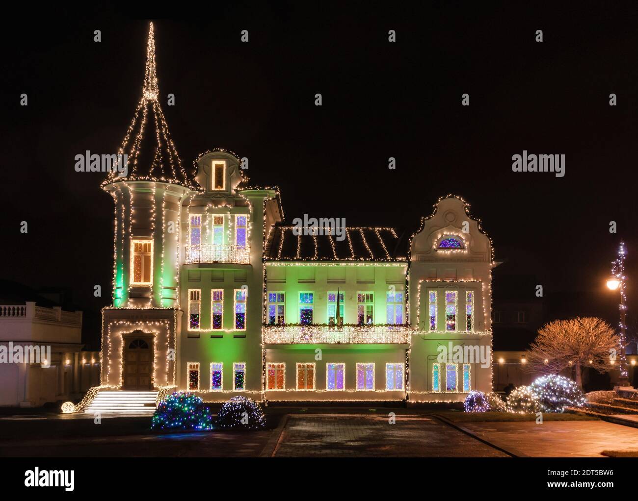 château de mansion avec décoration de noël nouvel an et lumières colorées dans la ville la nuit Banque D'Images