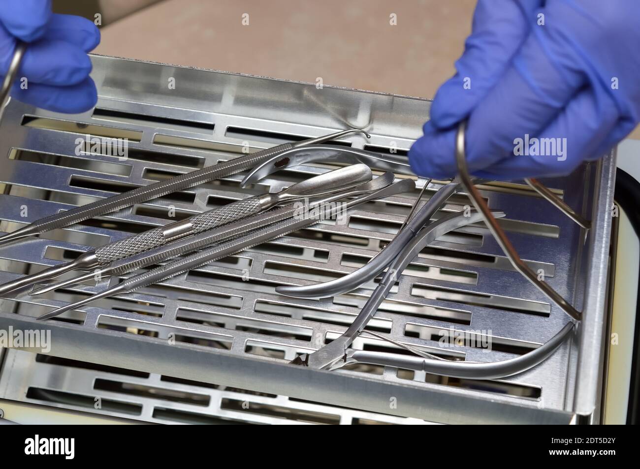 outils de manucure et de pédicure après stérilisation par chaleur sèche  autoclave des bactéries et des virus Photo Stock - Alamy