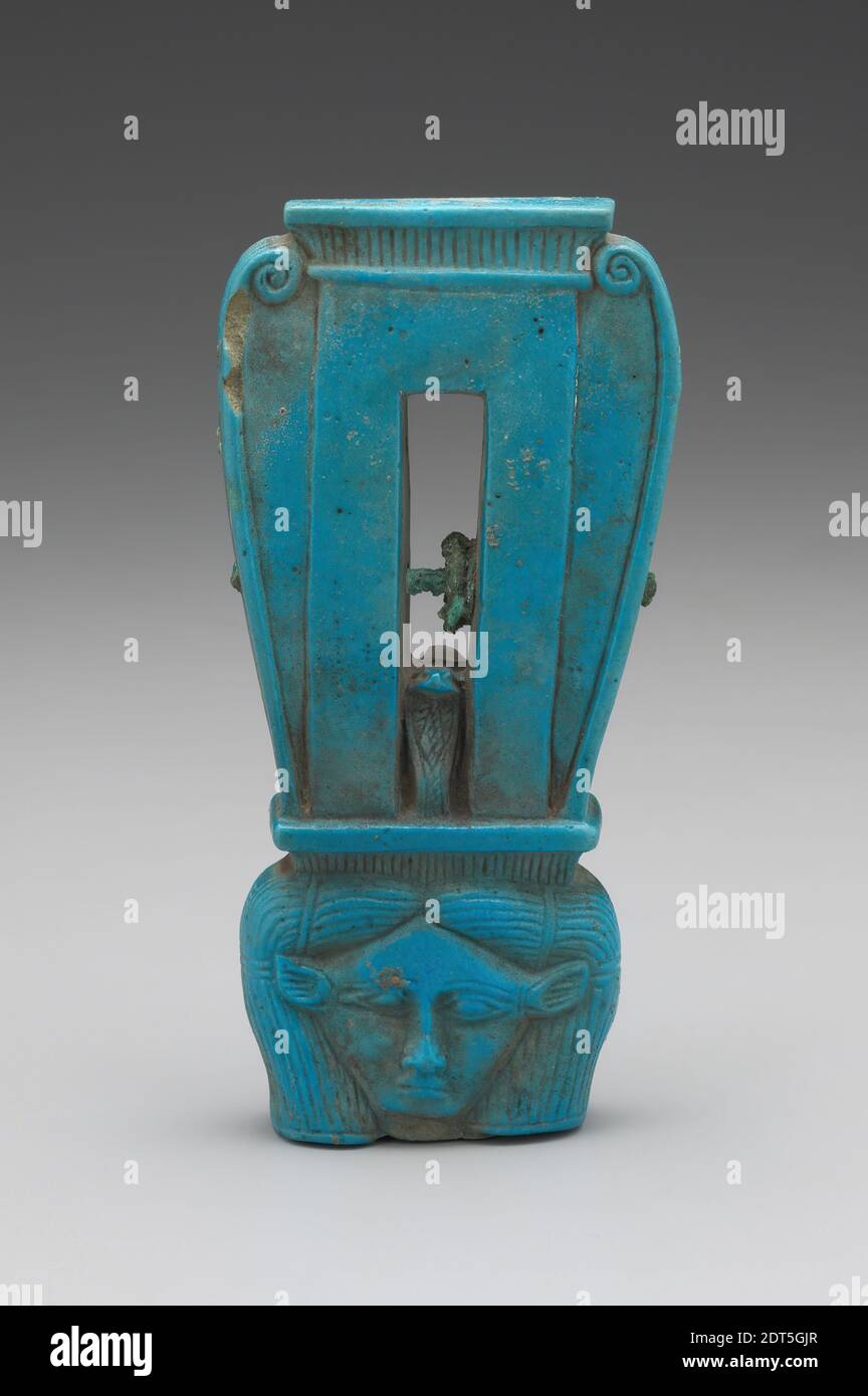 Sistrum avec tête de Hathor, 304–30 C.-B., Faience, 5 1/2 po. (14 cm), Egyptien, Ptolemaic, instruments de musique Banque D'Images