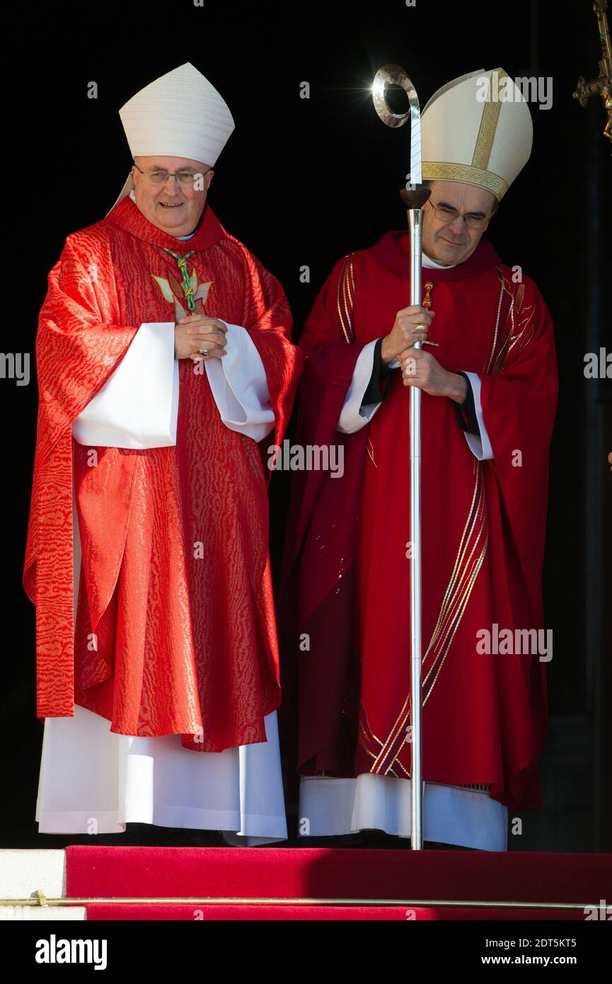 Monaco l'archevêque Bernard Barsi (L) et le cardinal Philippe Barbarin attendent d'accueillir le prince Albert II de Monaco et la princesse Charlene pour la célébration de Sainte-consacrer à Monaco le 27 janvier 2014. Photo de Thierry Orban/ABACAPRESS.COM Banque D'Images