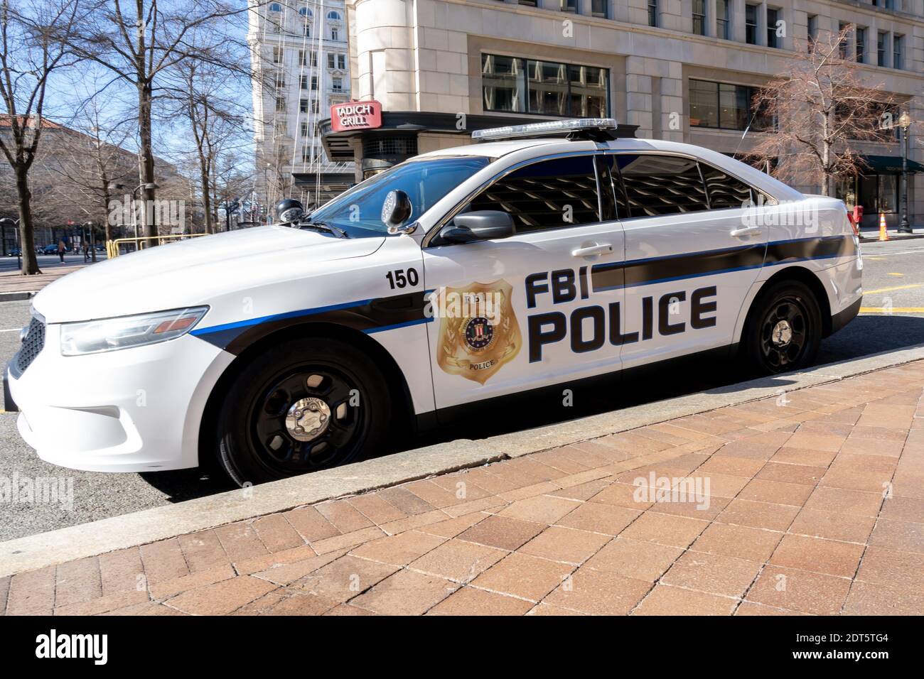 Une voiture de police du FBI au bâtiment FBI J. Edgar Hoover à Washington, DC. Banque D'Images Une voiture de police du FBI au bâtiment FBI J. Edgar Hoover à Washington, DC. Banque D'Images