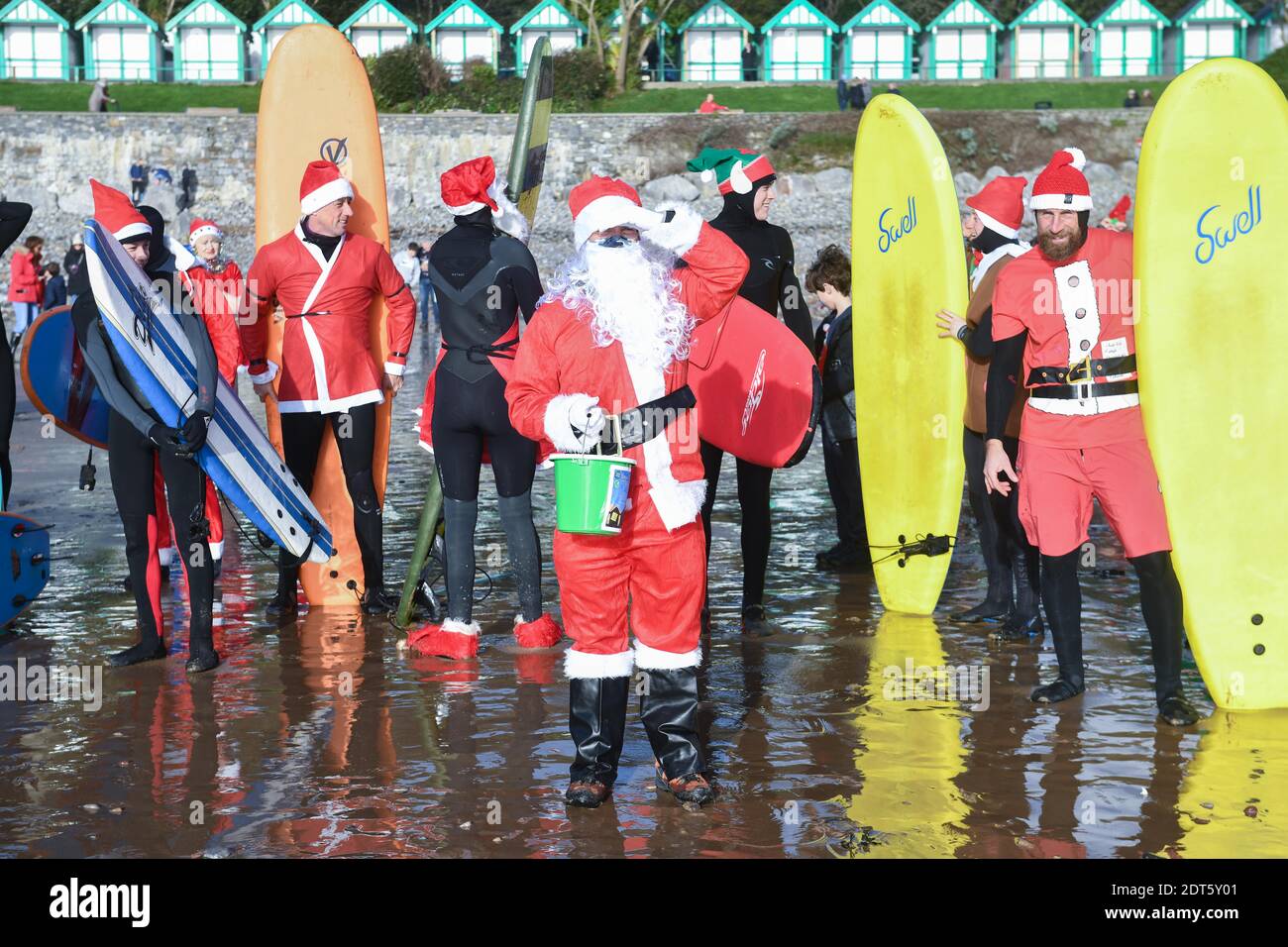 Swansea, pays de Galles, samedi 19 décembre 2020. Surfeur local, Andy Parkinson habillé comme Santa regarde la mer pendant l'événement surf Santas à Langland Bay sur Gower, Swansea pour recueillir de l'argent pour les surfeurs contre Sewerage. Crédit : Robert Melen. Banque D'Images