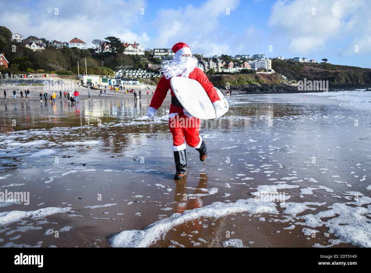 Swansea, pays de Galles, samedi 19 décembre 2020. Surfeur local, Andy Parkinson habillé comme Santa se dirige vers la mer pendant l'événement surf Santas à Langland Bay sur Gower, Swansea pour recueillir de l'argent pour les surfeurs contre Sewerage. Crédit : Robert Melen. Banque D'Images