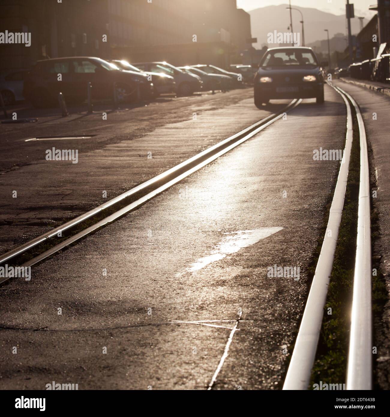 tramway en ville avec voiture Banque D'Images