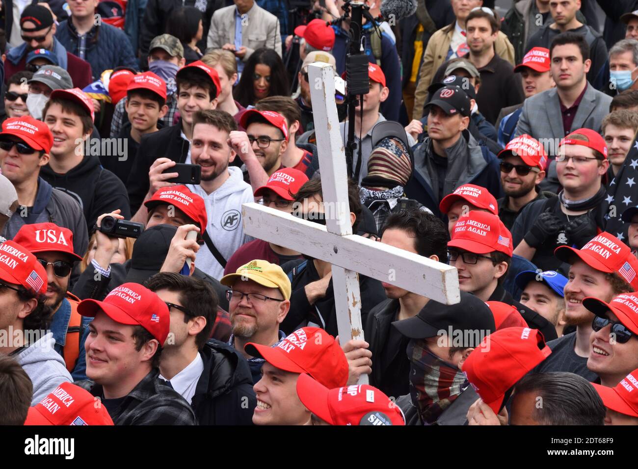 Washington DC. Mars pour que Trump demande la transparence et protège l'intégrité électorale. Coup de tête des partisans du président Trump en croix blanche. Banque D'Images