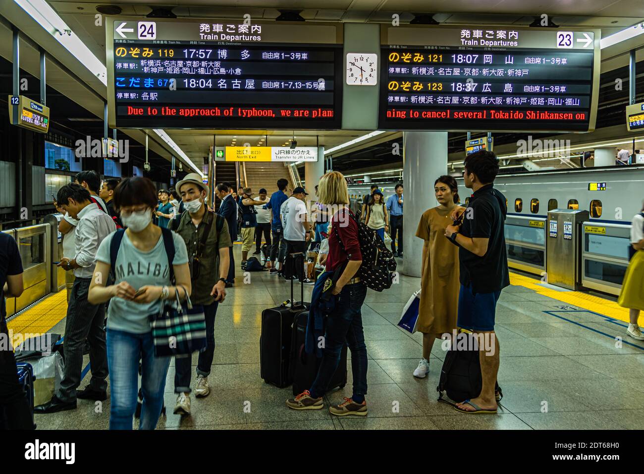 À temps jusqu'au dernier départ du Shinkansen. Les voyageurs se préparent depuis des jours à l'arrivée d'un typhon violent. Avertissement de typhon sur la platforme de la station Shinkansen de Shinagawa, Japon Banque D'Images