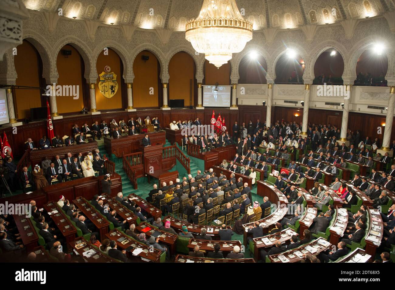 Le président français François Hollande prononce son discours devant l'Assemblée nationale constituante (NCA) de Tunisie lors de la célébration de la nouvelle Constitution du pays, à Tunis, en Tunisie, le 7 février 2014. La Tunisie célèbre aujourd'hui l'adoption d'une nouvelle constitution trois ans après la révolution, avec une cérémonie à l'assemblée nationale en présence de plusieurs chefs d'État, dont Hollande. Photo de Thierry Orban/ABACAPRESS.COM Banque D'Images