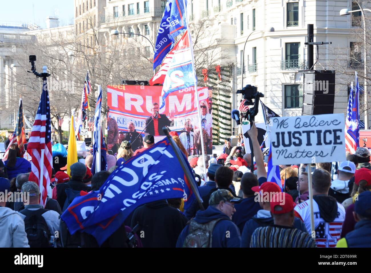 Washington DC. Mars pour que Trump demande la transparence et protège l'intégrité électorale. Le général Flynn parle au Freedom plaza avec une foule de personnes Banque D'Images