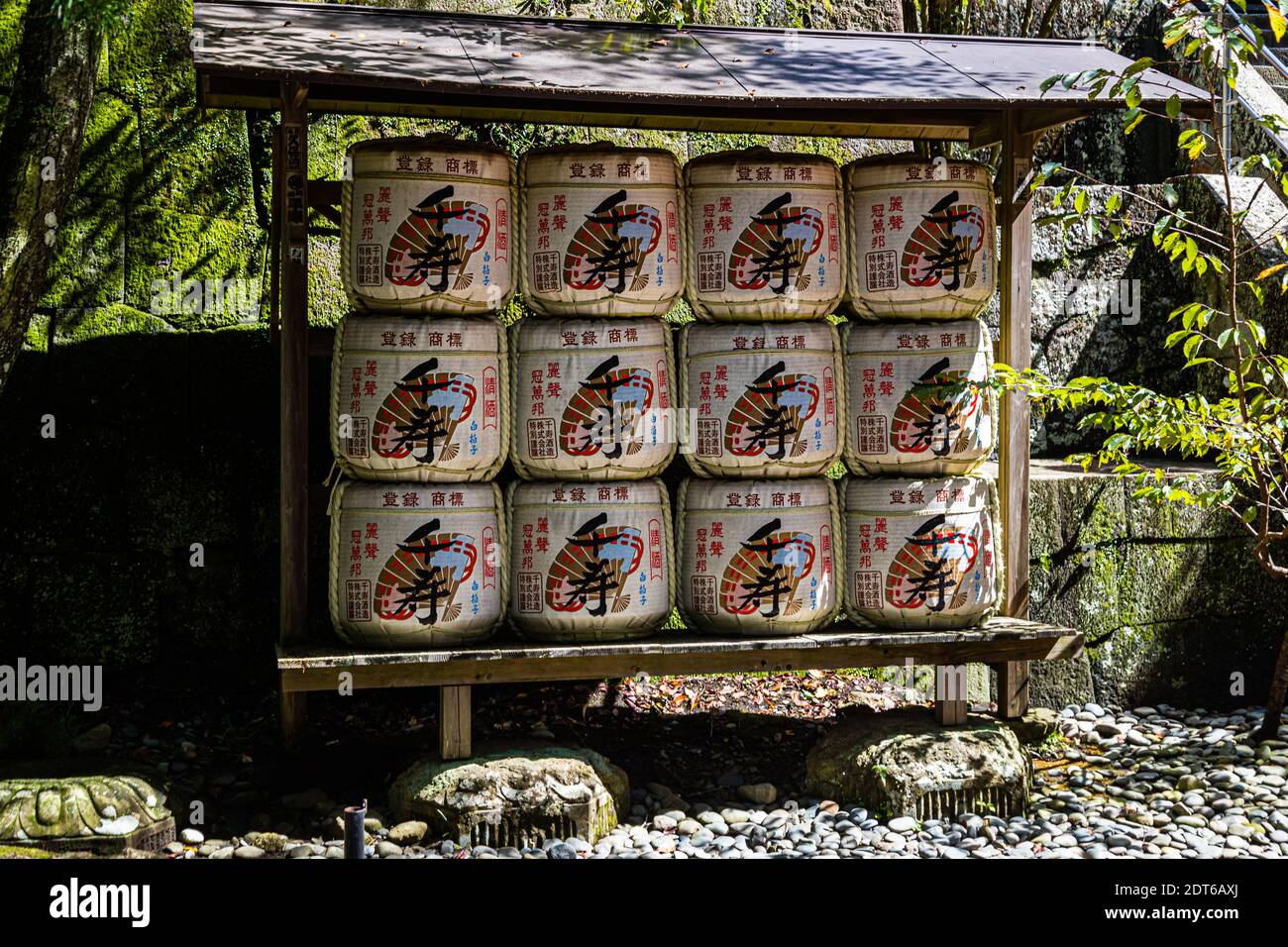 Fûts de saké comme offrande au sanctuaire de Kunozan Toshogu, Shizuoka, Japon Banque D'Images