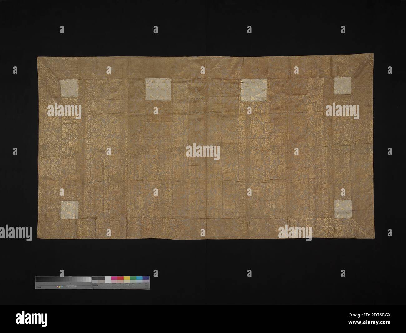 Robe de prêtre, satin composé, XVIIIe siècle, les voiles à l'origine rouges, maintenant la soie Havane, la trame principale blanche, 45 1/4 × 84 3/4 po. (114.9 × 215.3 cm), Japon, Japonais, période Edo (1615–1868), vêtements/Costume Banque D'Images