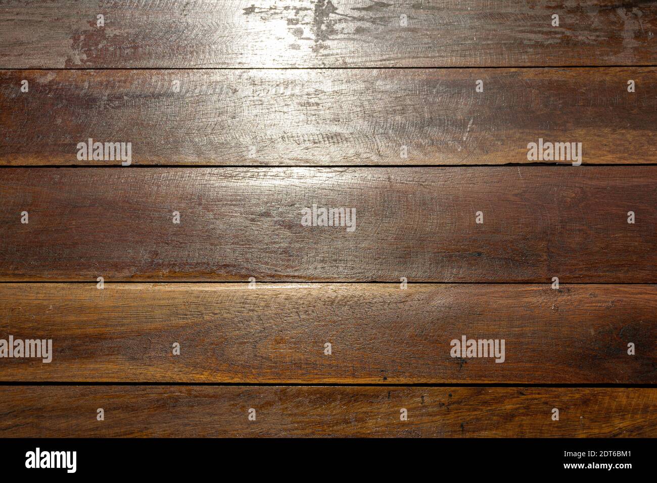 Texture de la table en bois. Lattes en bois. Lumière du soleil illuminée par le dessus. Banque D'Images