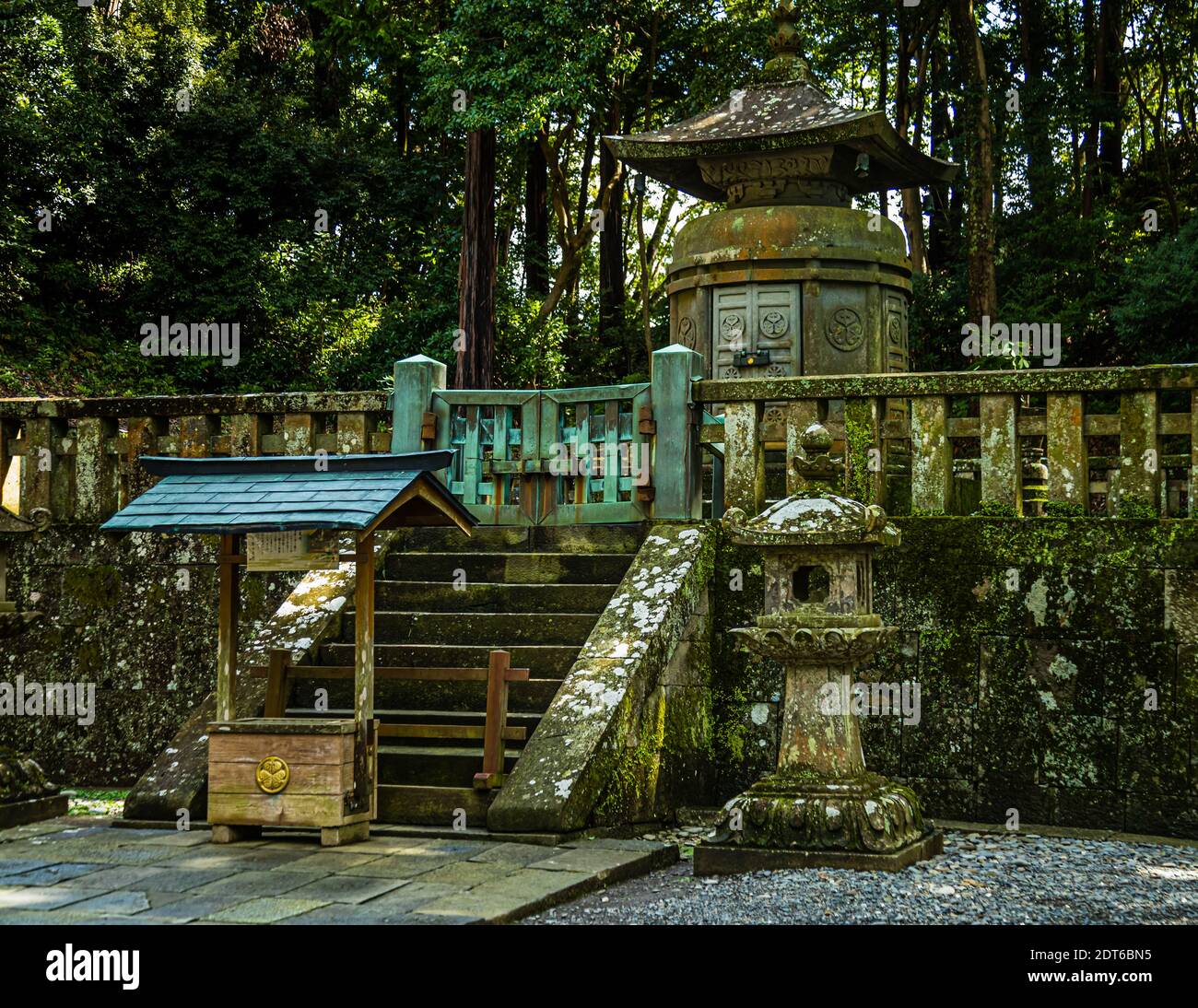 Temple de Kunozan Toshogu à Shizuoka, Japon. Tokugawa Ieyasu est vénéré comme une déité dans de nombreux endroits au Japon aujourd'hui. Son mausolée a été construit sur le mont Kunozan à sa demande. Les restes mortels ont ensuite été apportés à Nikko Banque D'Images