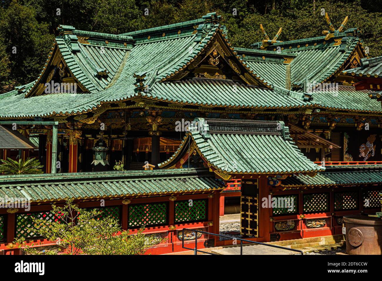 Temple de Kunozan Toshogu à Shizuoka, Japon. Les toits métalliques ignifuges des bâtiments sont richement décorés Banque D'Images