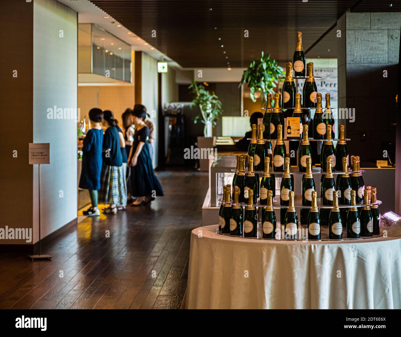Tour de bouteille de champagne au restaurant de l'hôtel Nippondaira, Shizuoka, Japon Banque D'Images