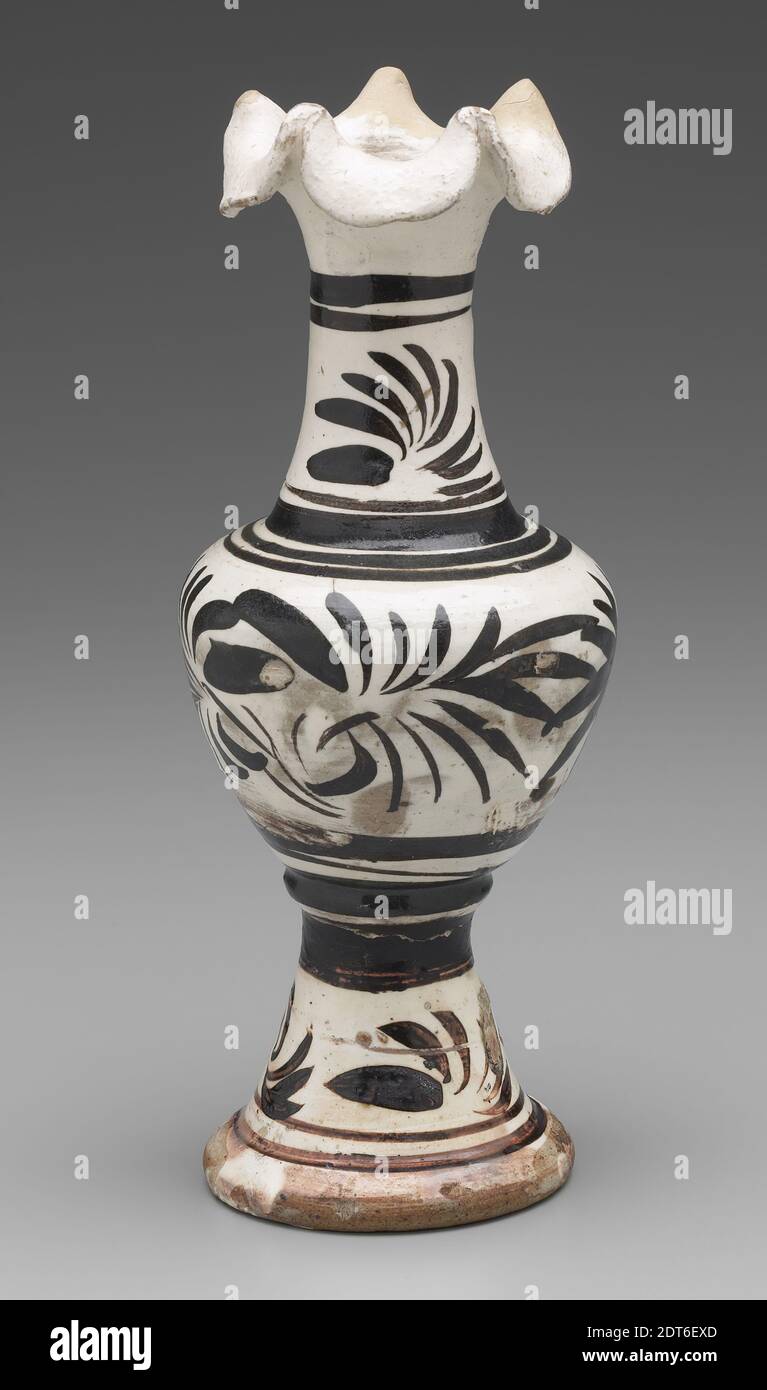 Vase avec décoration florale, 13ème siècle, grès avec glissement blanc peint avec brun-fer sous un vernis transparent (Cizhou ware), 8 1/4 × 3 1/4 po. (20.9 × 8.3 cm), Chine, Chinois, Jin Dynasty (1115–1234), Containers - céramique Banque D'Images