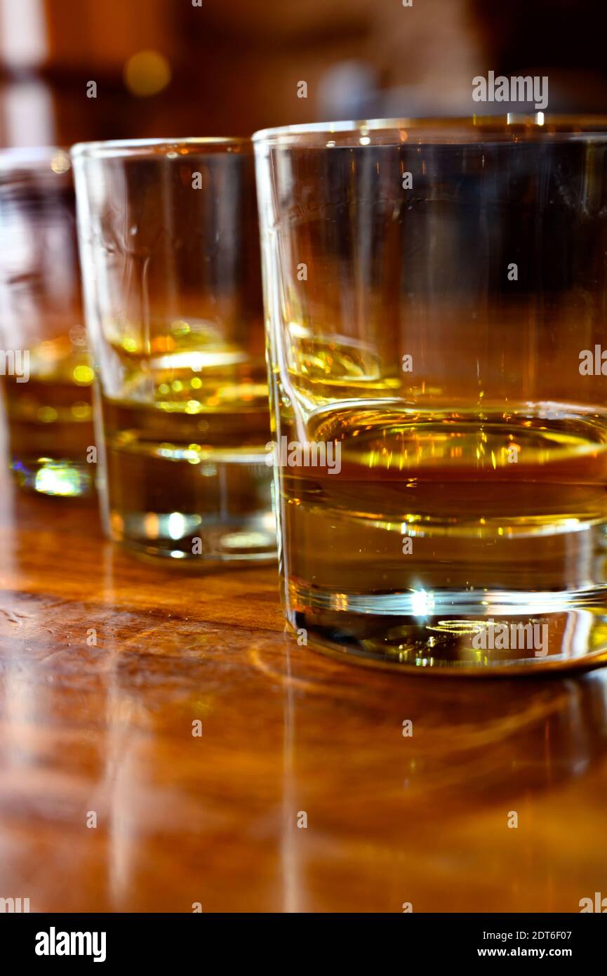 Vol de whisky écossais, dégustation de verres avec variété de malts simples ou de spiritueux de whisky mélangés lors de la visite de la distillerie au pub en Ecosse, au Royaume-Uni Banque D'Images