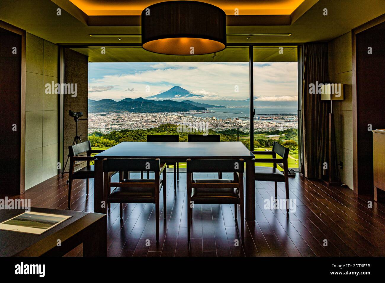 Nippondaira Hotel, Shizuoka, Japon avec vue sur le Mont Fuji. Les chambres de catégorie supérieure du Nippondaira comprennent également des jumelles Banque D'Images