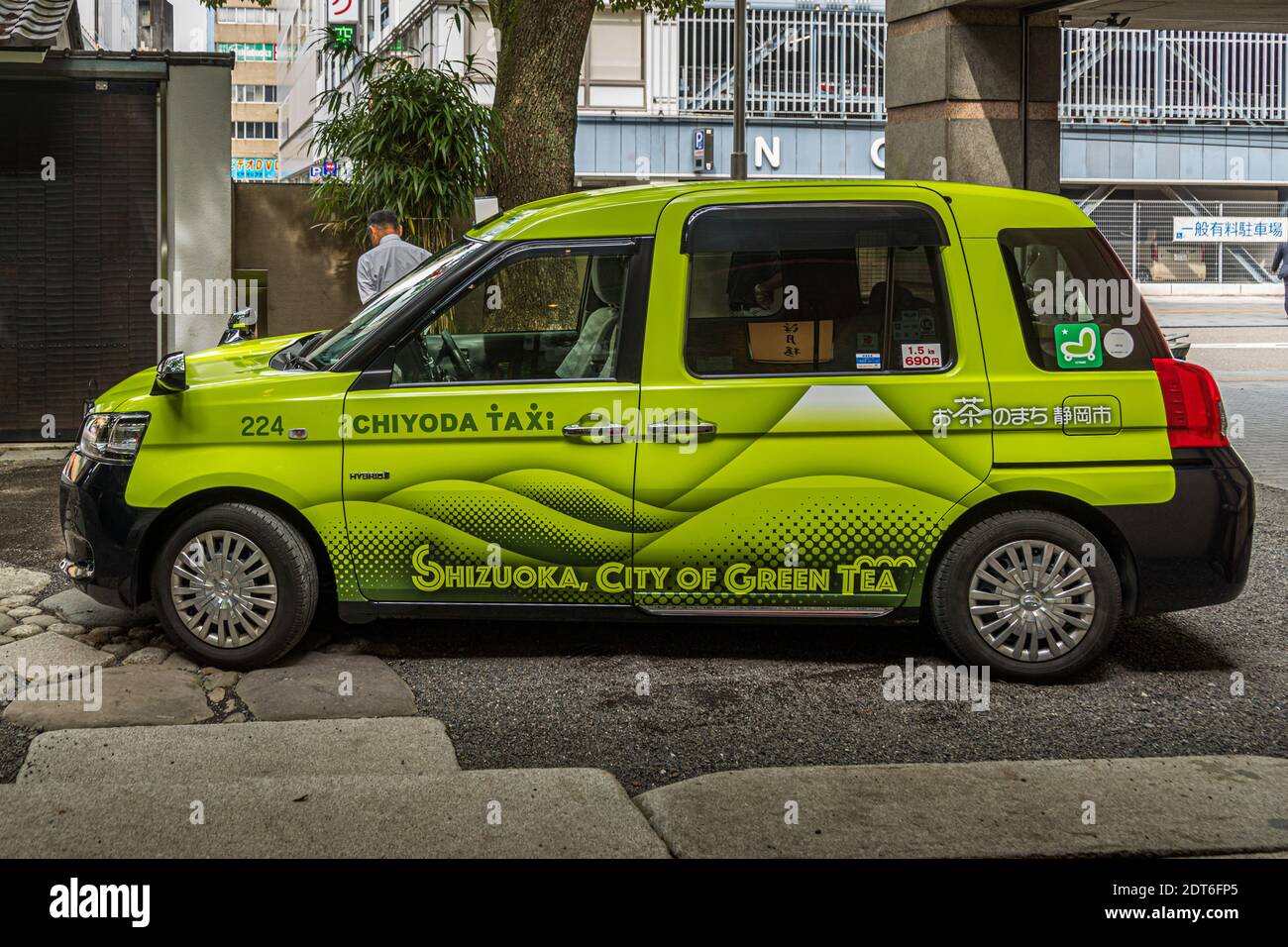 Ville de thé vert de Shizuoka ! Le moine Shoichi Kokushi aurait aimé voir à quel point son plan s'est bien passé. Si vous montez dans un taxi pour le thé vert à Shizuoka City, vous pouvez être sûr que le chauffeur connaît la voie de sortie pour les cultivateurs de thé et les options de dégustation. Chiyoda Green taxi de Shizuoka, Japon Banque D'Images